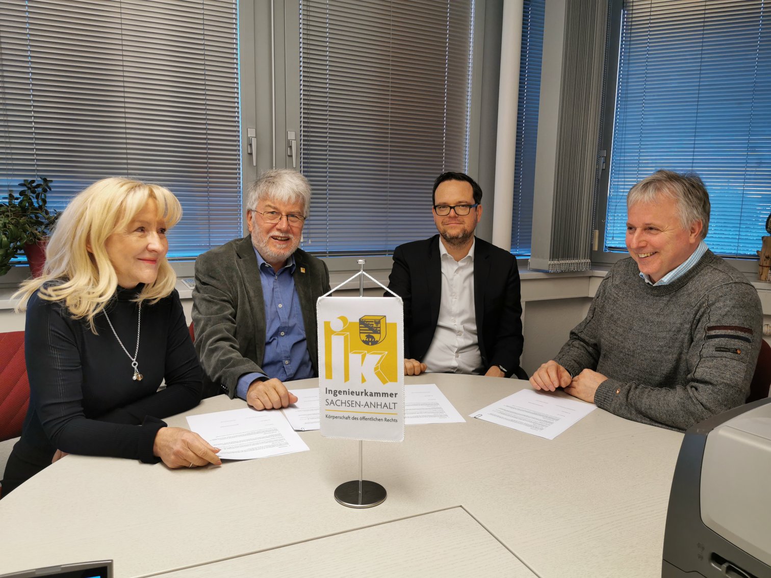 Dipl.-Ing. Jörg Herrmann, Präsident IKST, Dipl.-Kfm. Michael Bischoff, Geschäftsführer NTI CWSM GmbH;  Dr. Rainer Berger, Sprecher BIM-Cluster Sachsen-Anhalt, Dipl.-Ing.-Ök. Susanne Rabe, Geschäftsführerin Ingenieurakademie Sachsen-Anhalt (v.r.n.l)